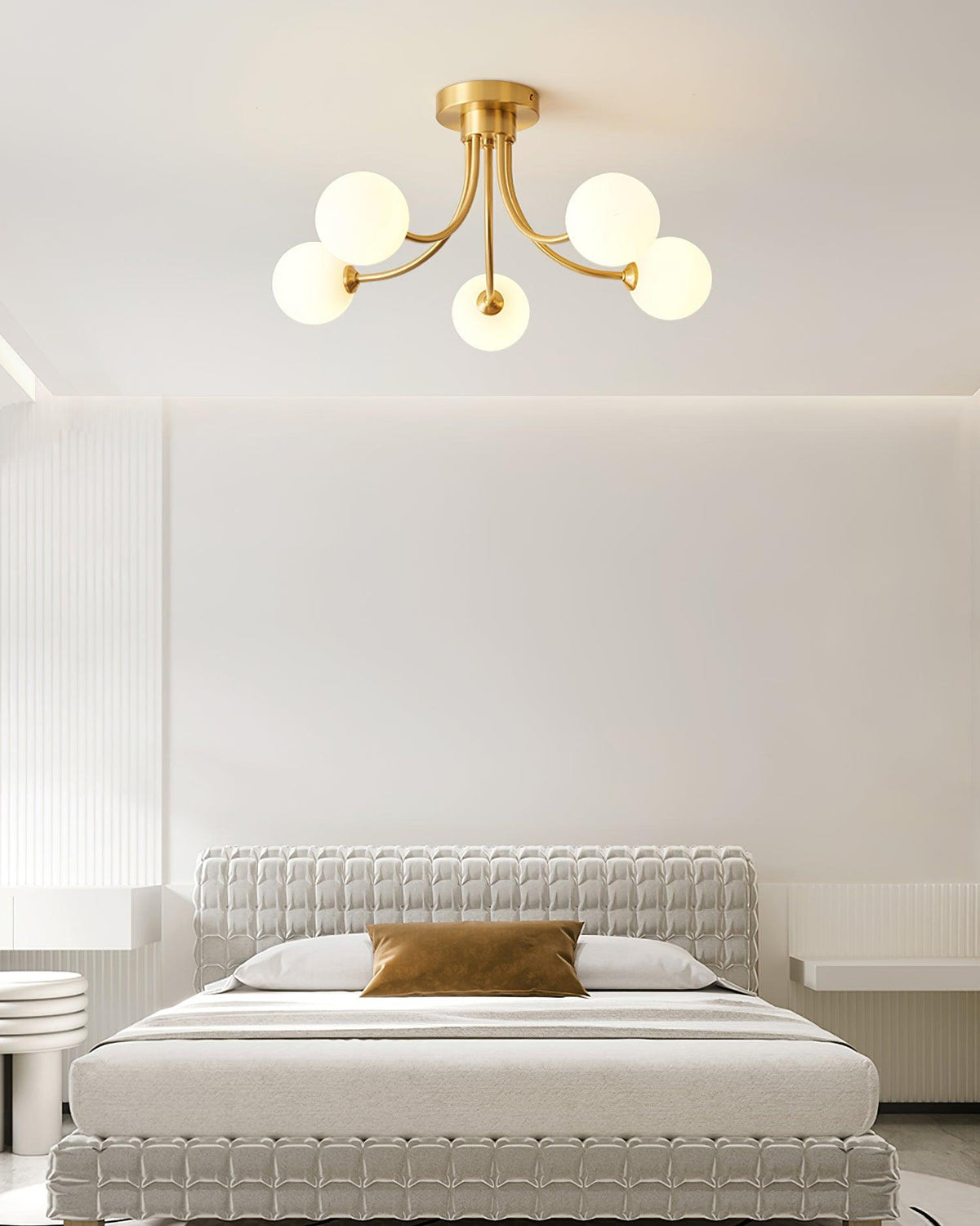 Lampada da soffitto bracci ramificati in ottone, paralumi sfera opalina, design moderno ed elegante