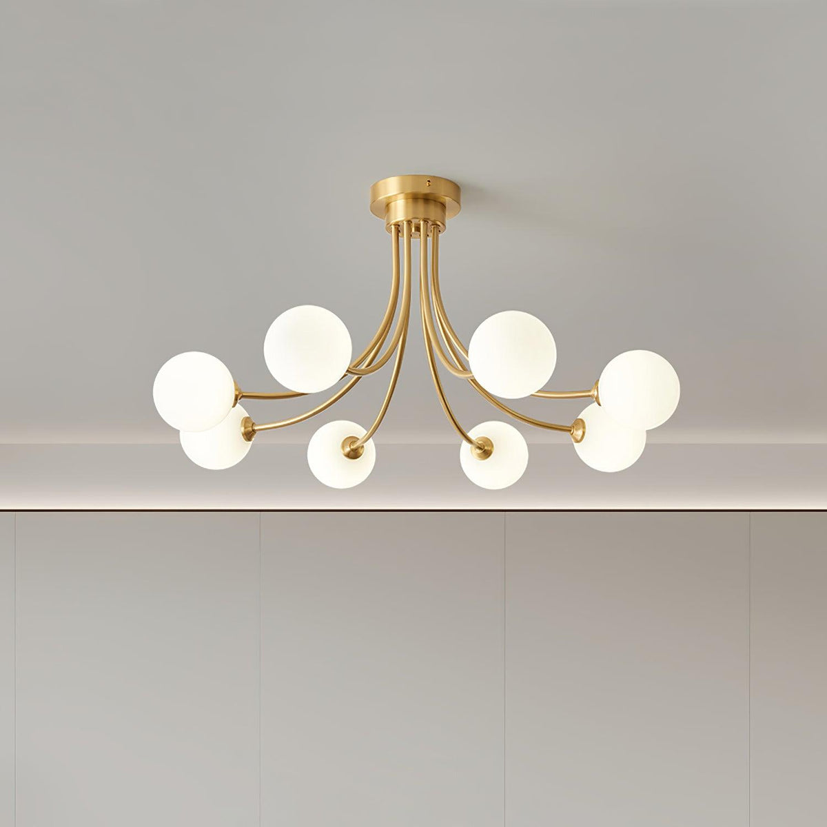 Lampada da soffitto bracci ramificati in ottone, paralumi sfera opalina, design moderno ed elegante