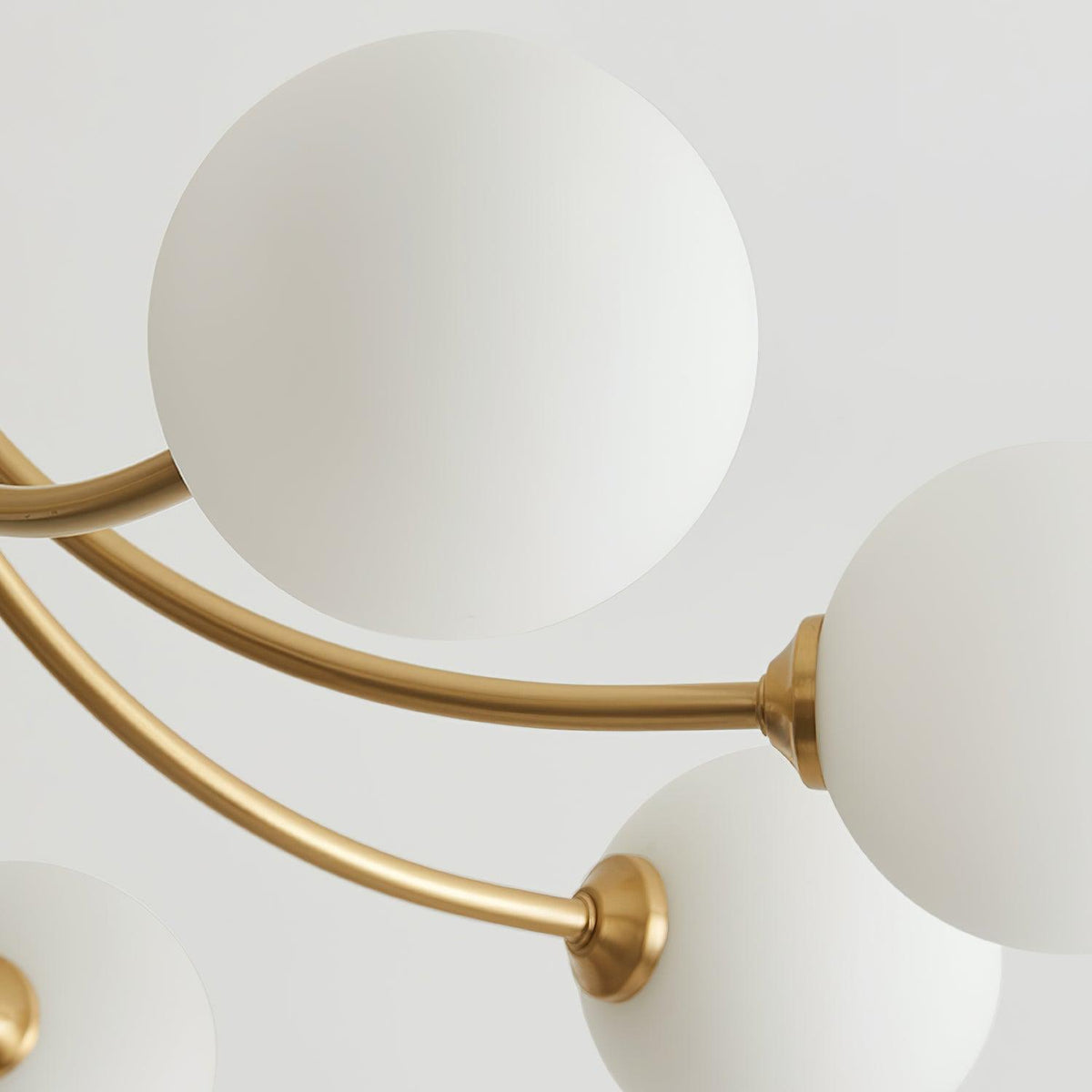 Lampada da soffitto bracci ramificati in ottone, paralumi sfera opalina, design moderno ed elegante