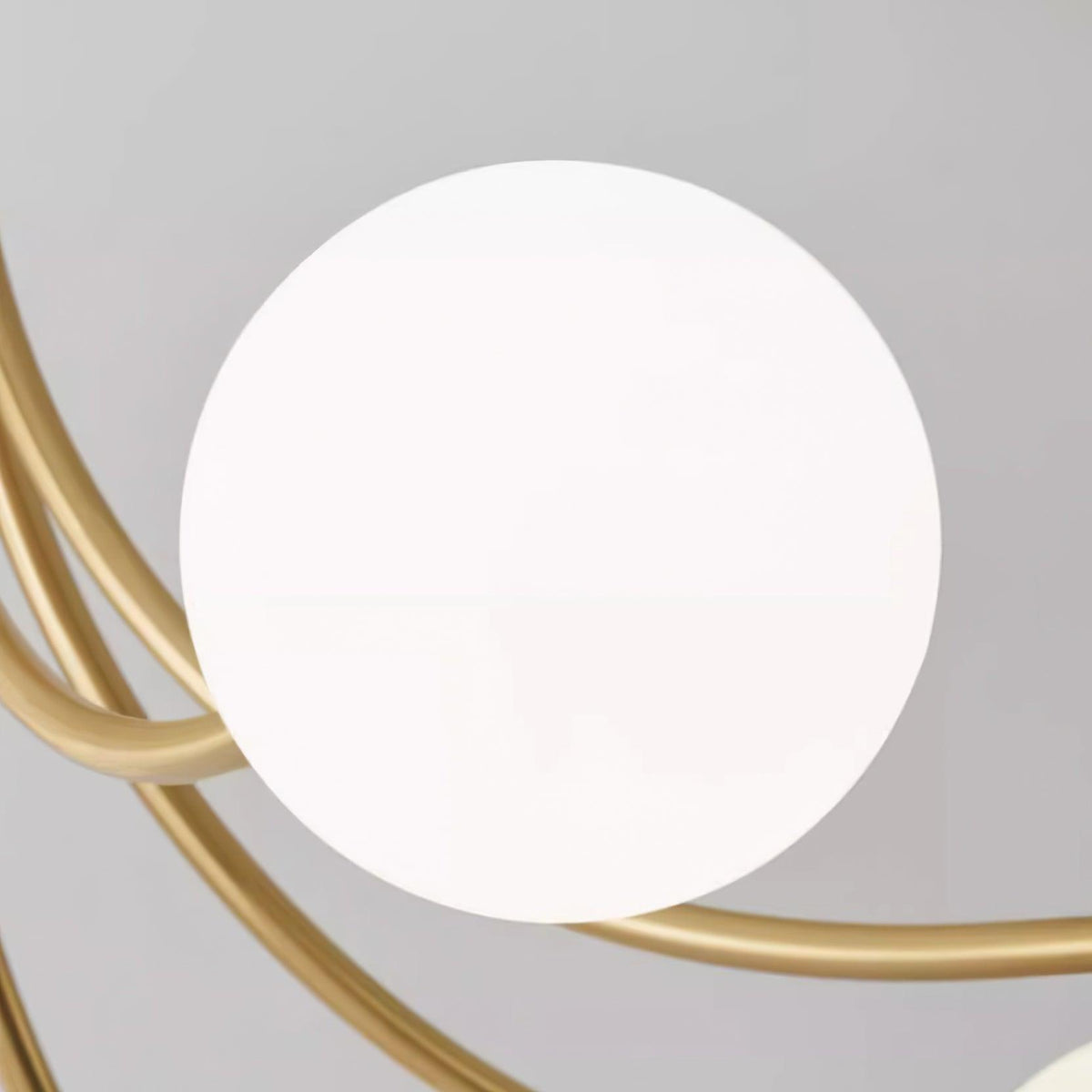 Lampada da soffitto bracci ramificati in ottone, paralumi sfera opalina, design moderno ed elegante