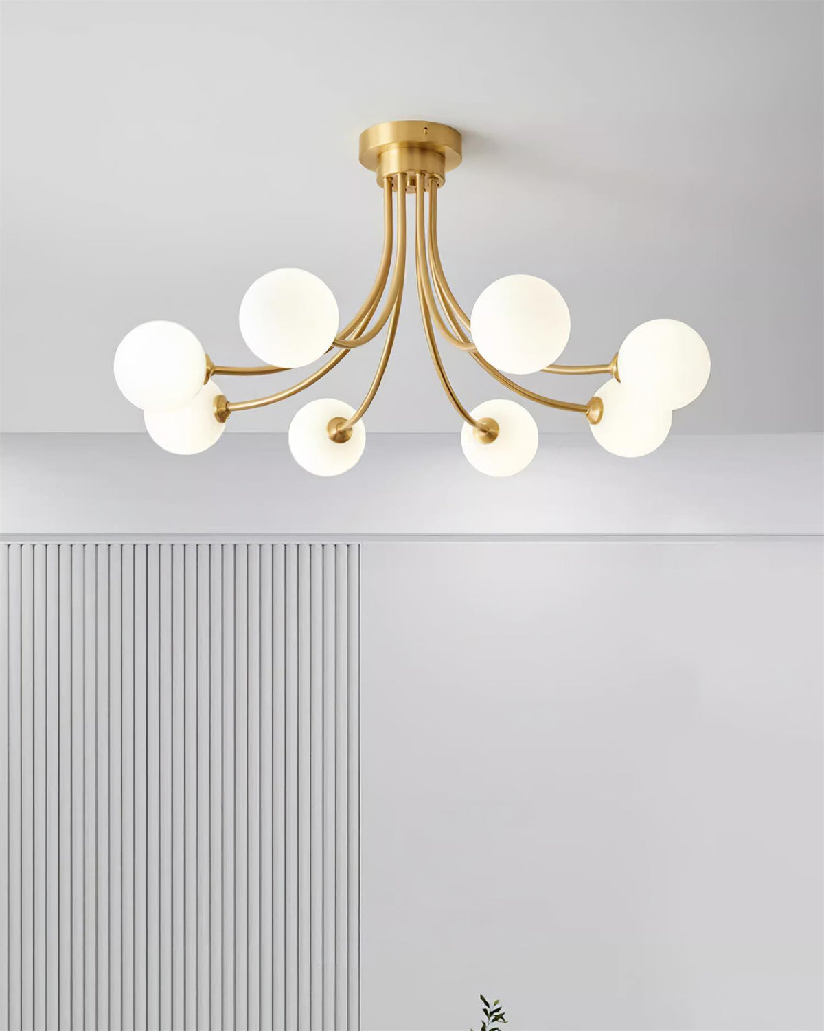Lampada da soffitto bracci ramificati in ottone, paralumi sfera opalina, design moderno ed elegante