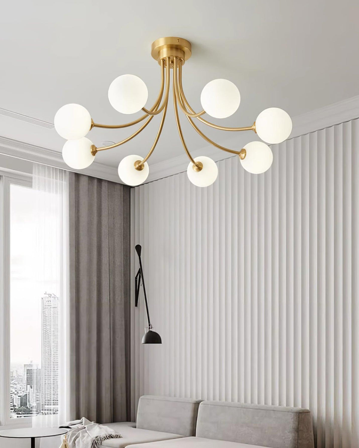 Lampada da soffitto bracci ramificati in ottone, paralumi sfera opalina, design moderno ed elegante