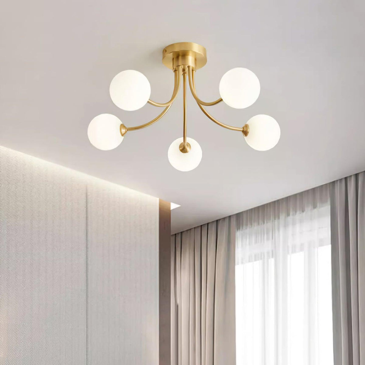 Lampada da soffitto bracci ramificati in ottone, paralumi sfera opalina, design moderno ed elegante