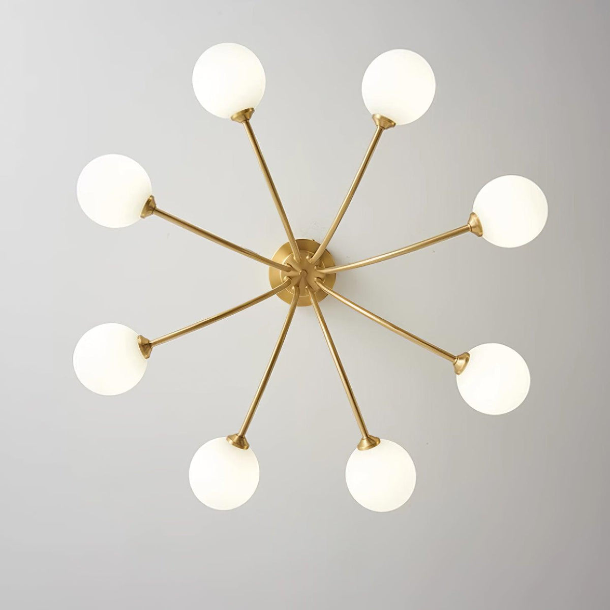 Lampada da soffitto bracci ramificati in ottone, paralumi sfera opalina, design moderno ed elegante
