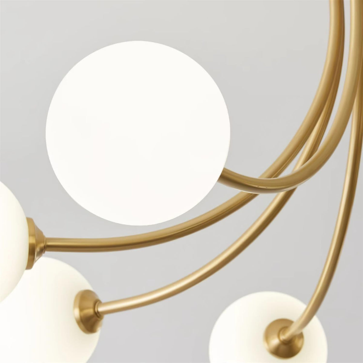 Lampada da soffitto bracci ramificati in ottone, paralumi sfera opalina, design moderno ed elegante
