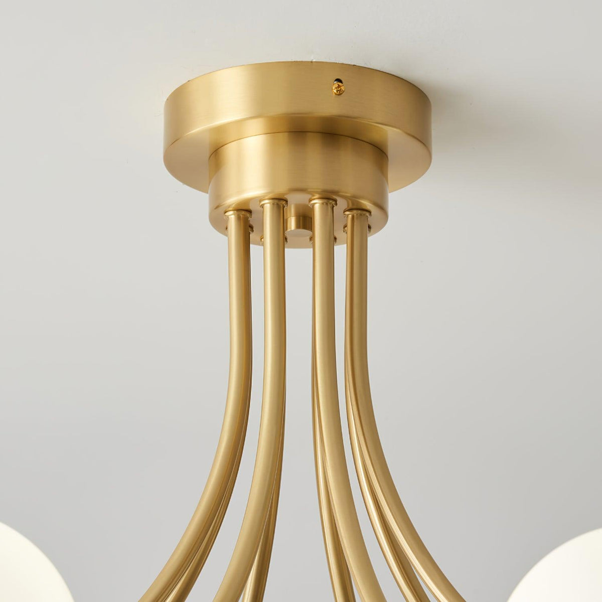 Lampada da soffitto bracci ramificati in ottone, paralumi sfera opalina, design moderno ed elegante
