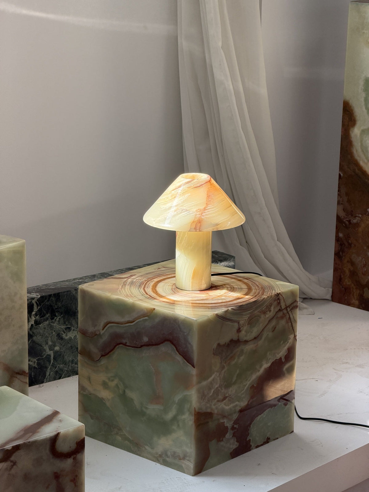 Pillar lampada da tavolo in pietra Onyx ciano