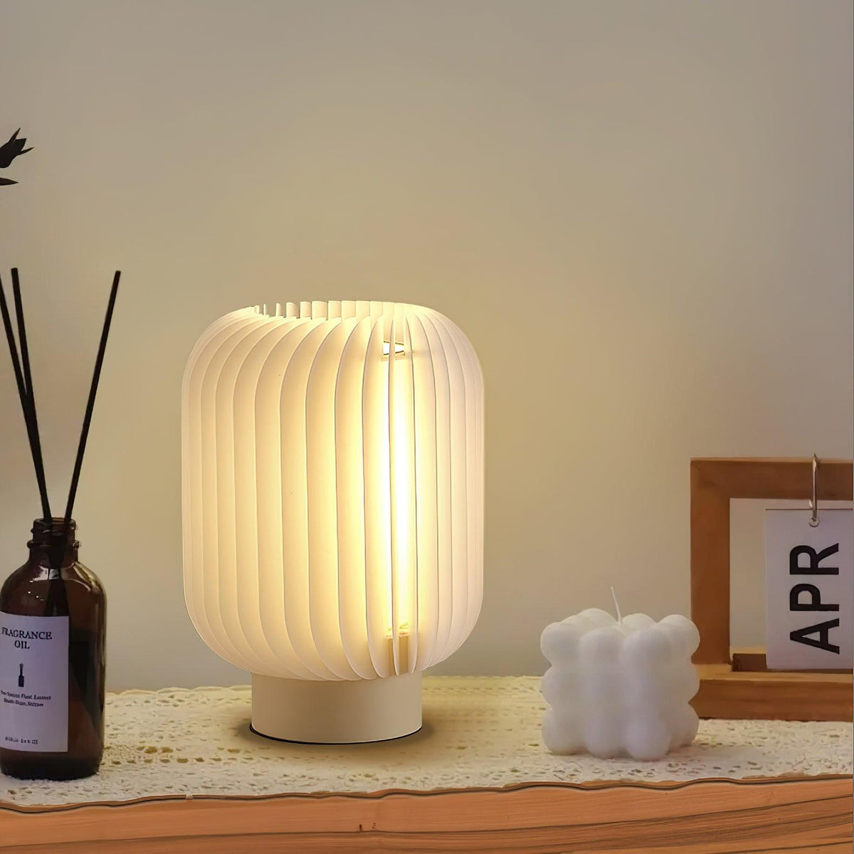 Thal lampada da tavolo in tessuto organico pleatato