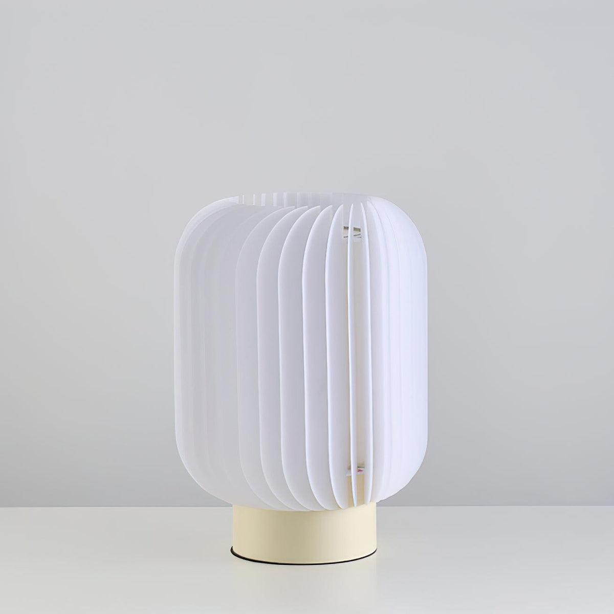 Thal lampada da tavolo in tessuto organico pleatato