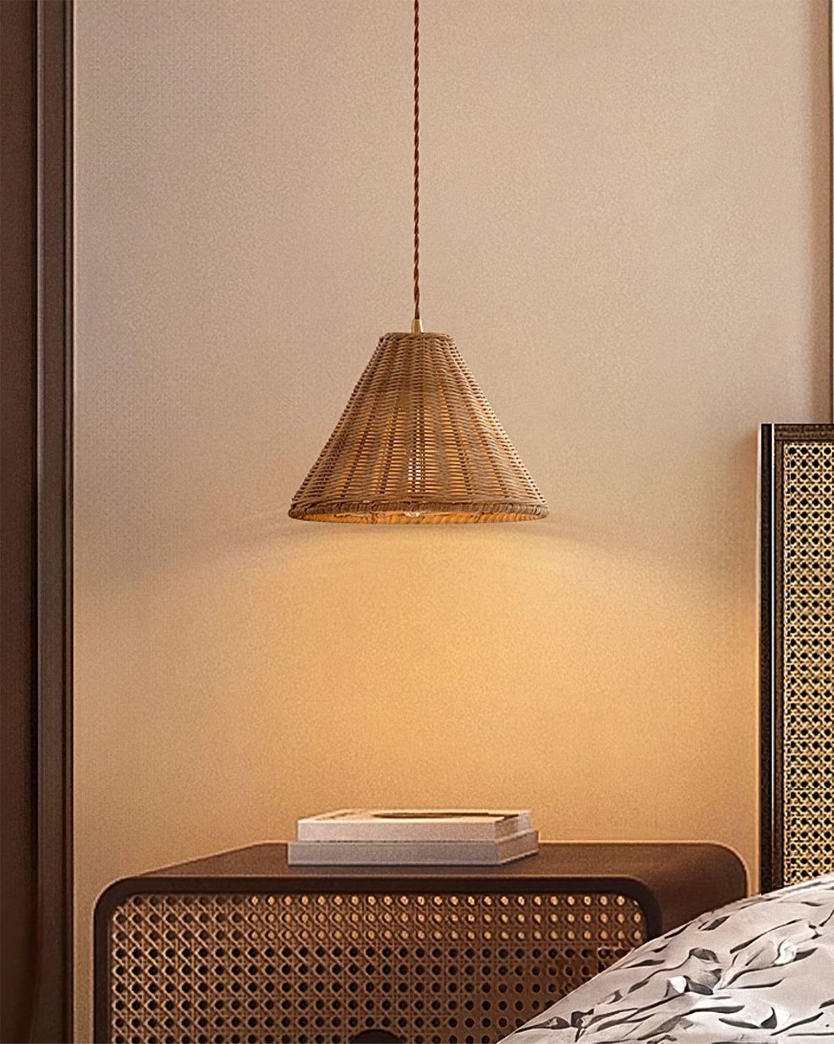Lampada a sospensione, paralume in rattan e corpo metallico a cono, forma naturale minimalista in metallo