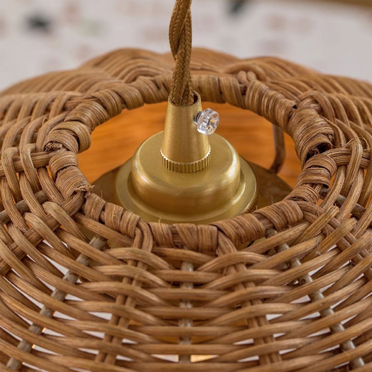 Lampada a sospensione, paralume in rattan e corpo metallico a cono, forma naturale minimalista in metallo