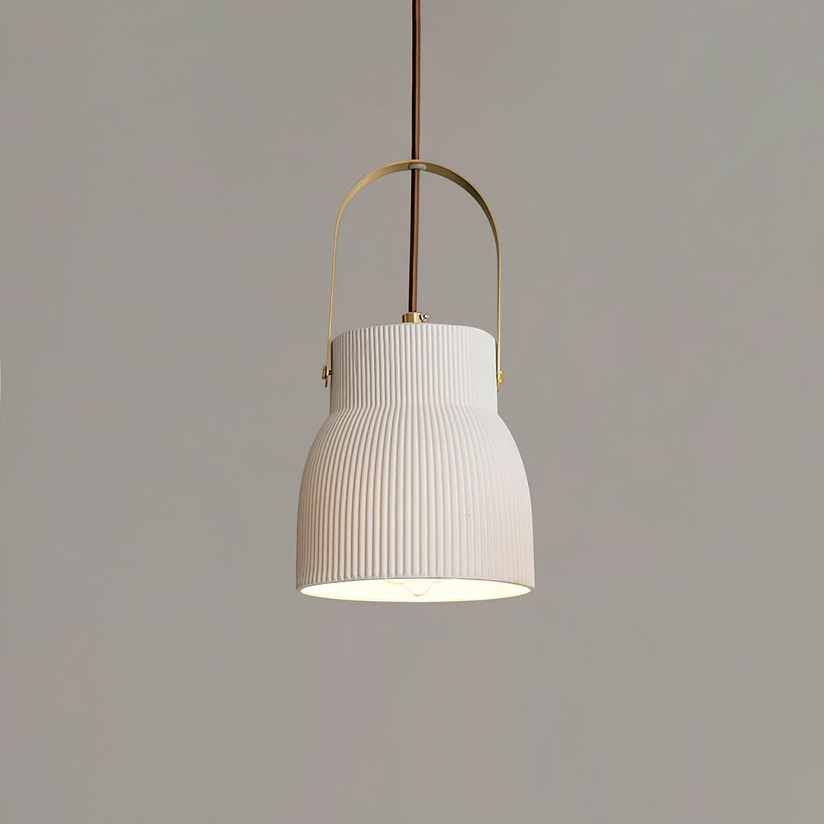 Lampada a sospensione Ribbed in ceramica bianca con manico in ottone