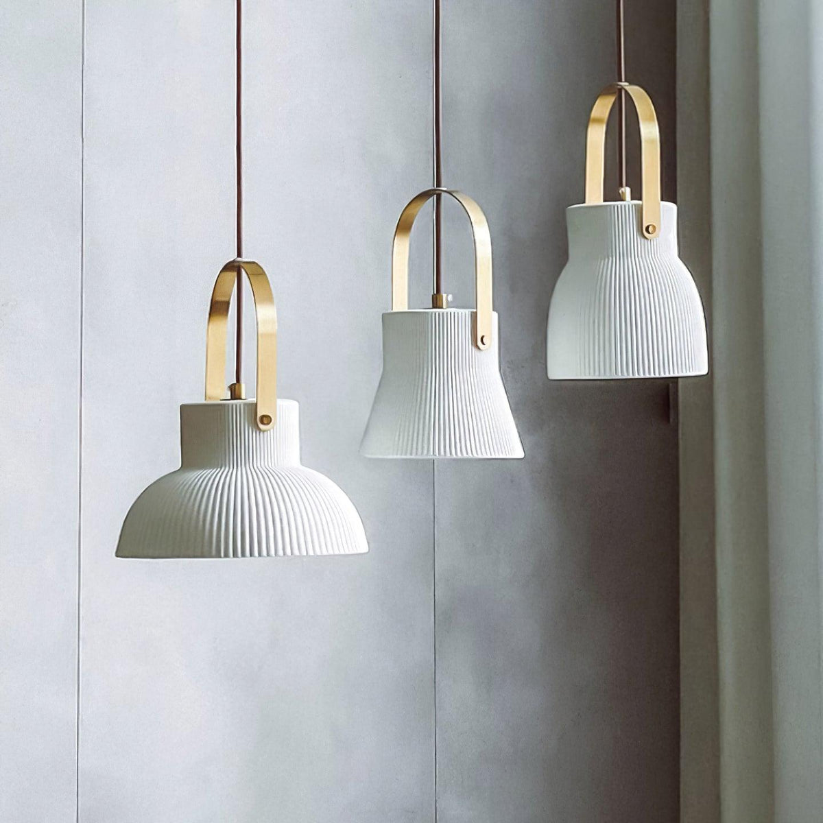 Lampada a sospensione Ribbed in ceramica bianca con manico in ottone
