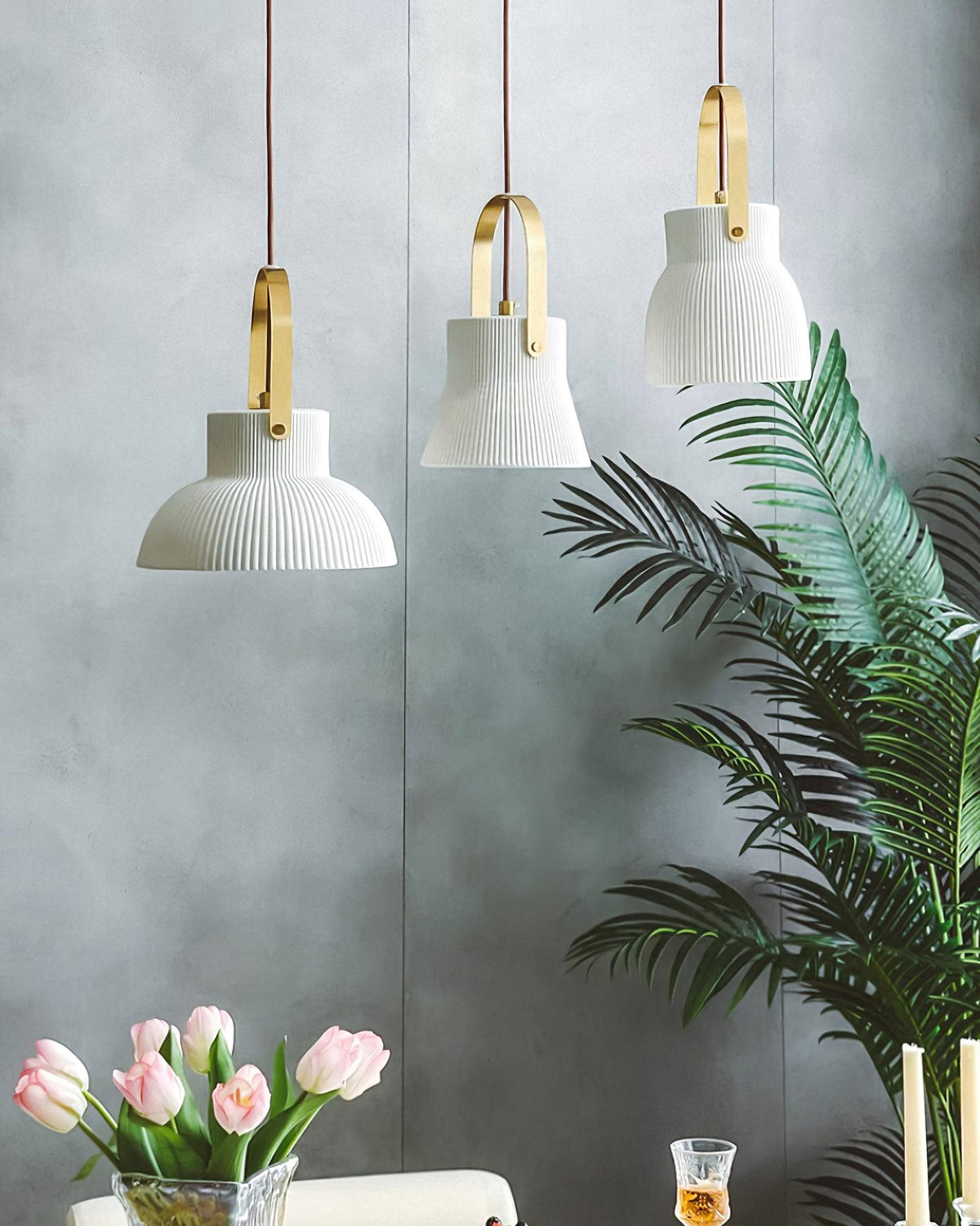 Lampada a sospensione Ribbed in ceramica bianca con manico in ottone