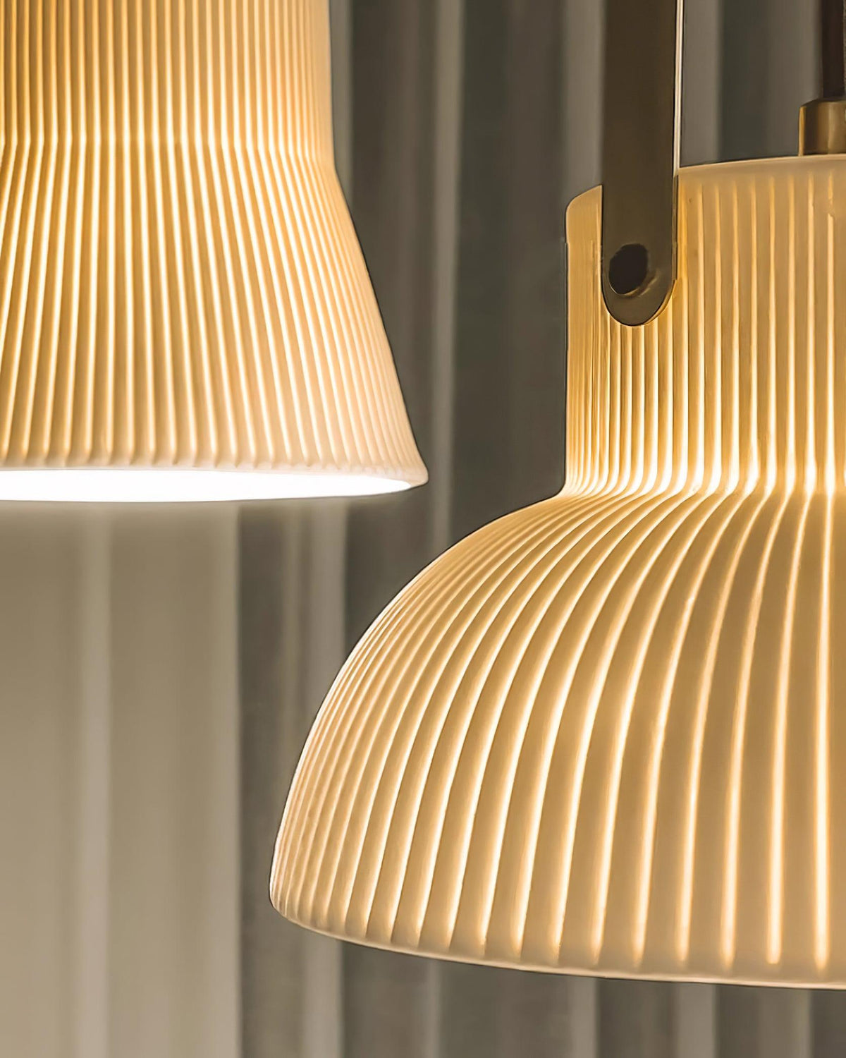 Lampada a sospensione Ribbed in ceramica bianca con manico in ottone