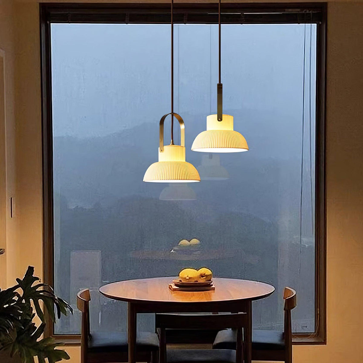 Lampada a sospensione Ribbed in ceramica bianca con manico in ottone