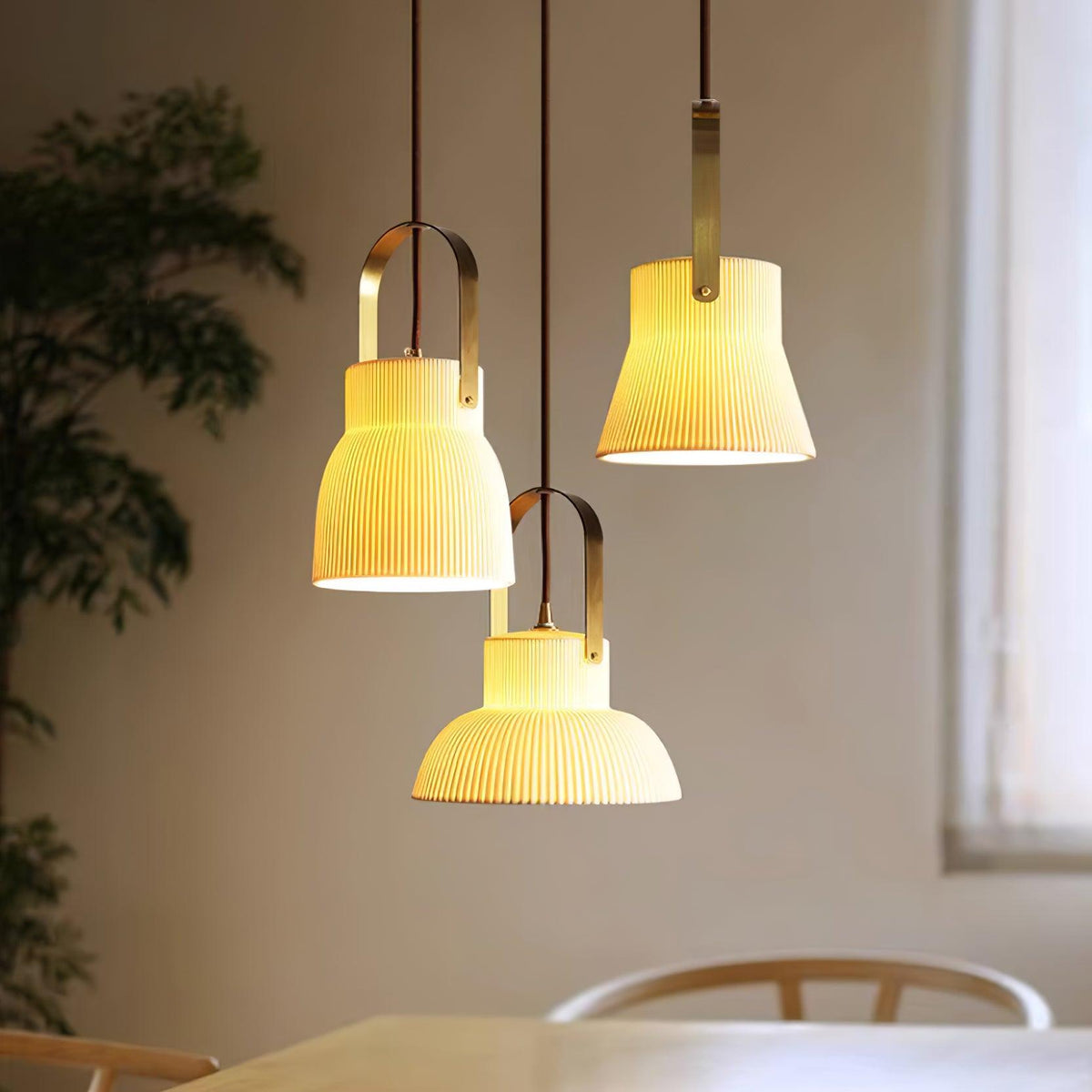 Lampada a sospensione Ribbed in ceramica bianca con manico in ottone