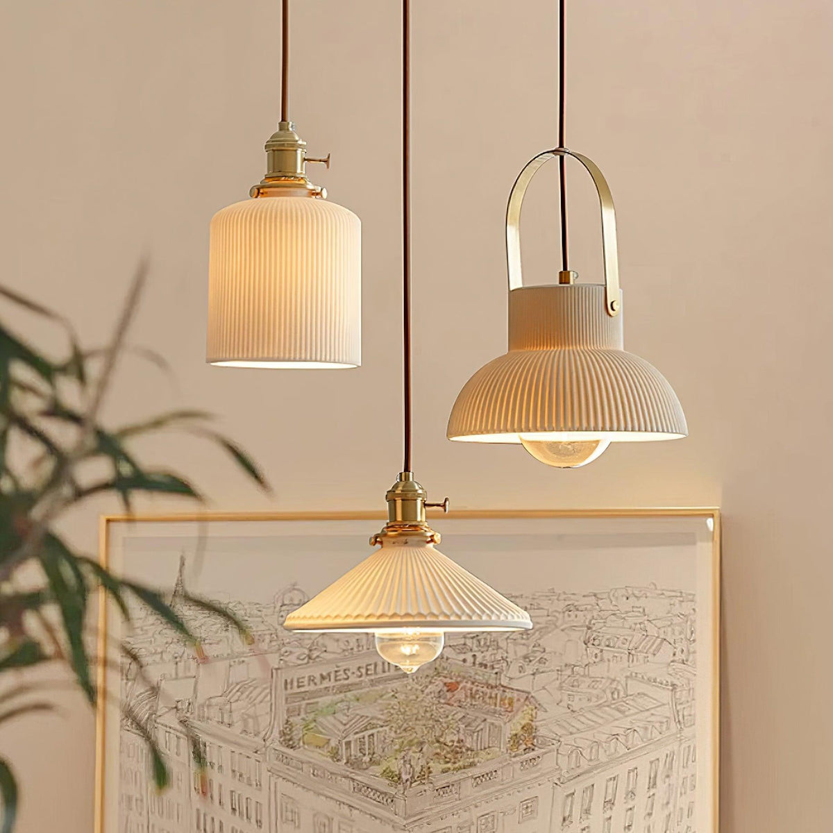 Lampada a sospensione Ribbed in ceramica bianca con manico in ottone