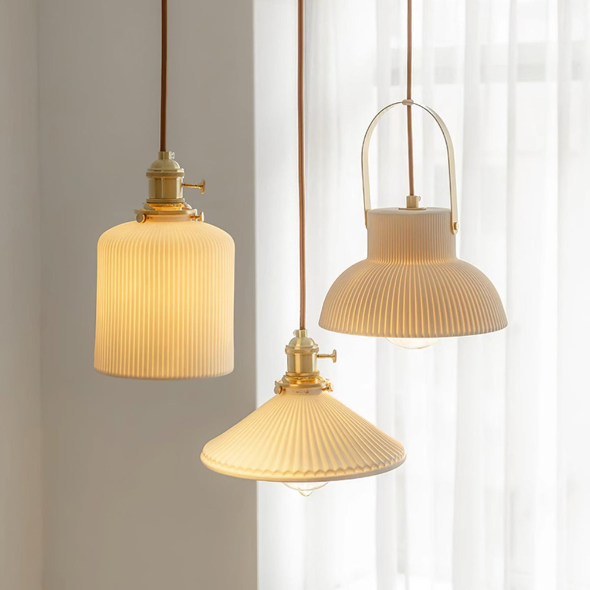 Lampada a sospensione Ribbed in ceramica bianca con manico in ottone