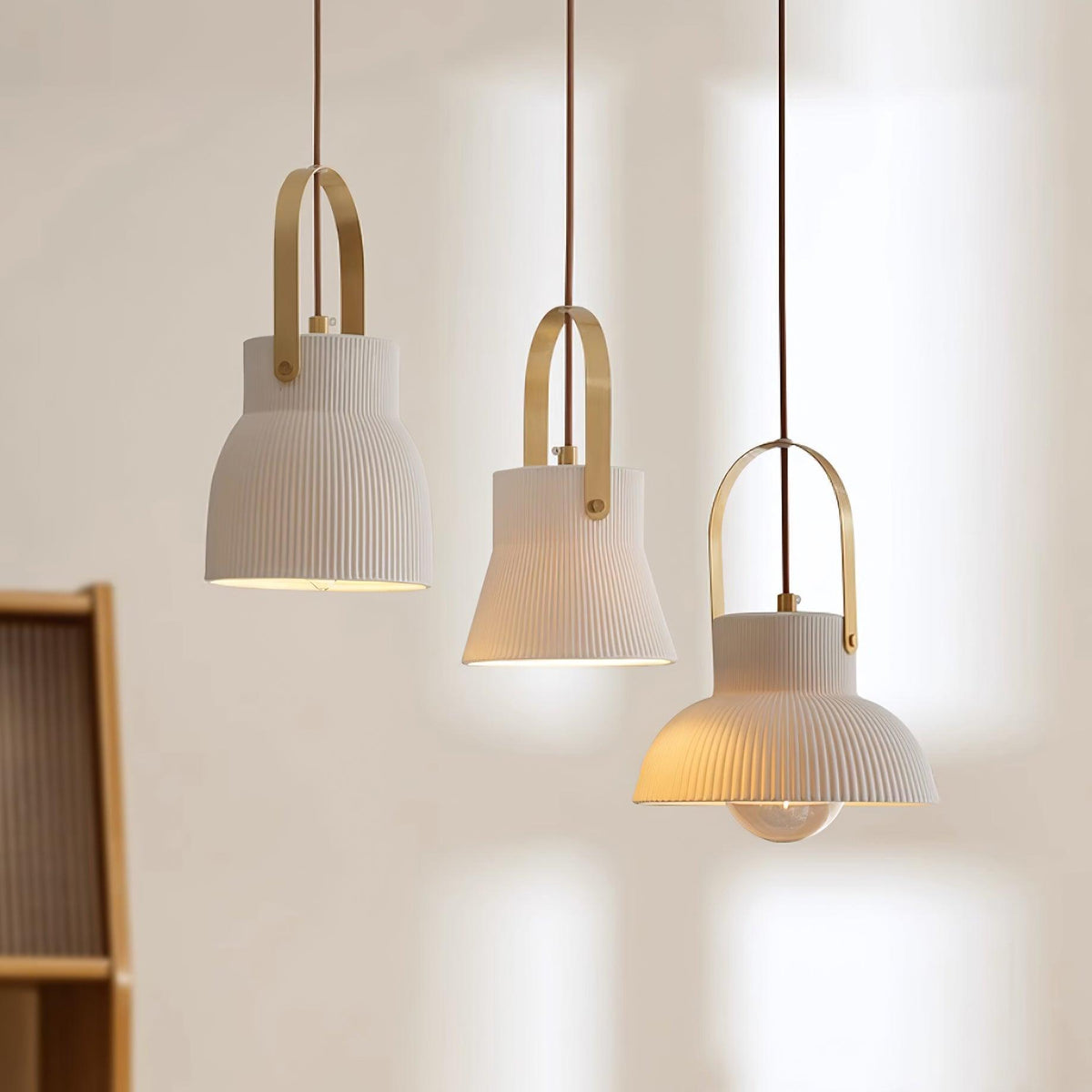 Lampada a sospensione Ribbed in ceramica bianca con manico in ottone