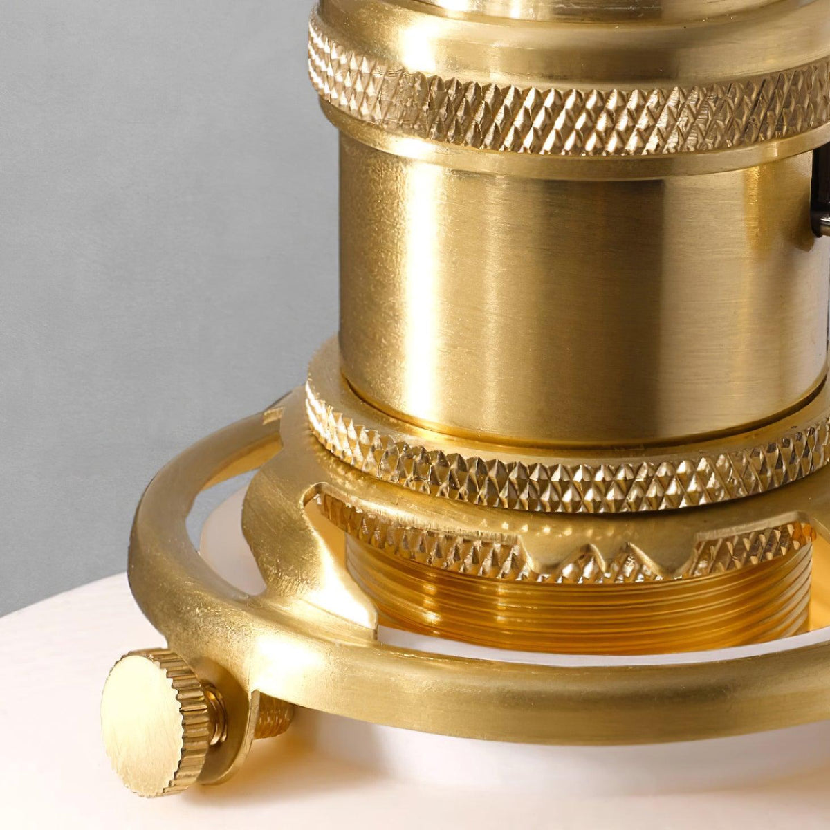 Lampada a sospensione Ribbed in ceramica bianca con manico in ottone