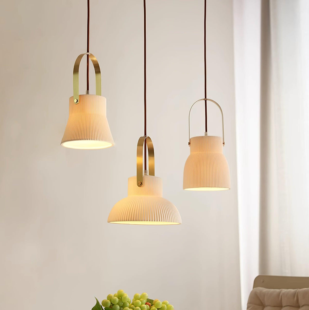 Lampada a sospensione Ribbed in ceramica bianca con manico in ottone