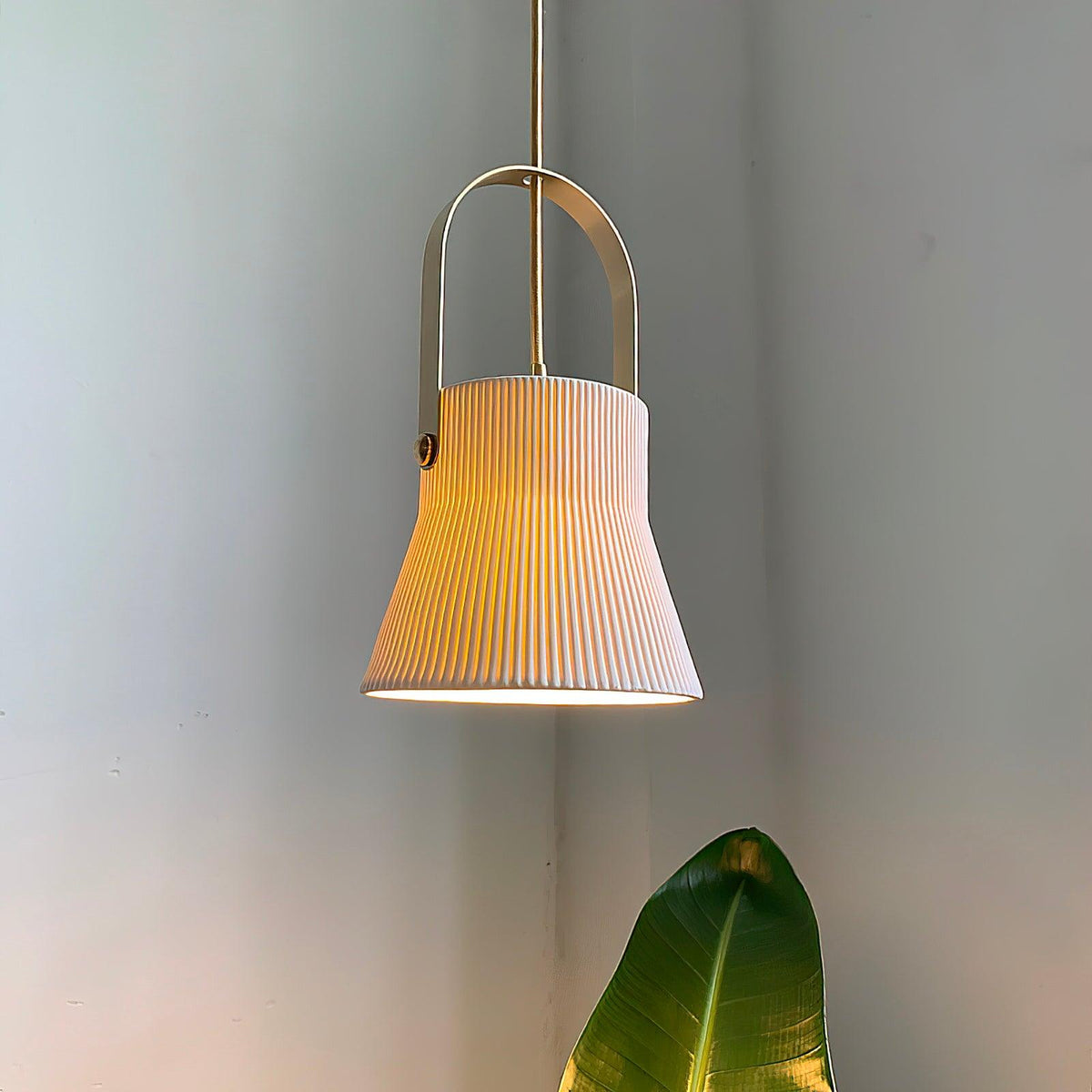 Lampada a sospensione Ribbed in ceramica bianca con manico in ottone