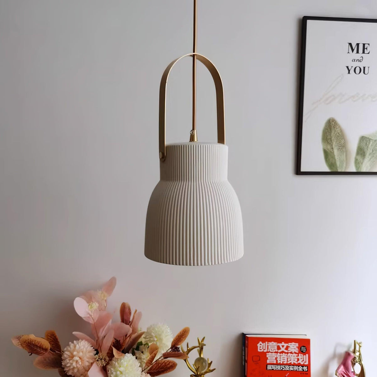 Lampada a sospensione Ribbed in ceramica bianca con manico in ottone