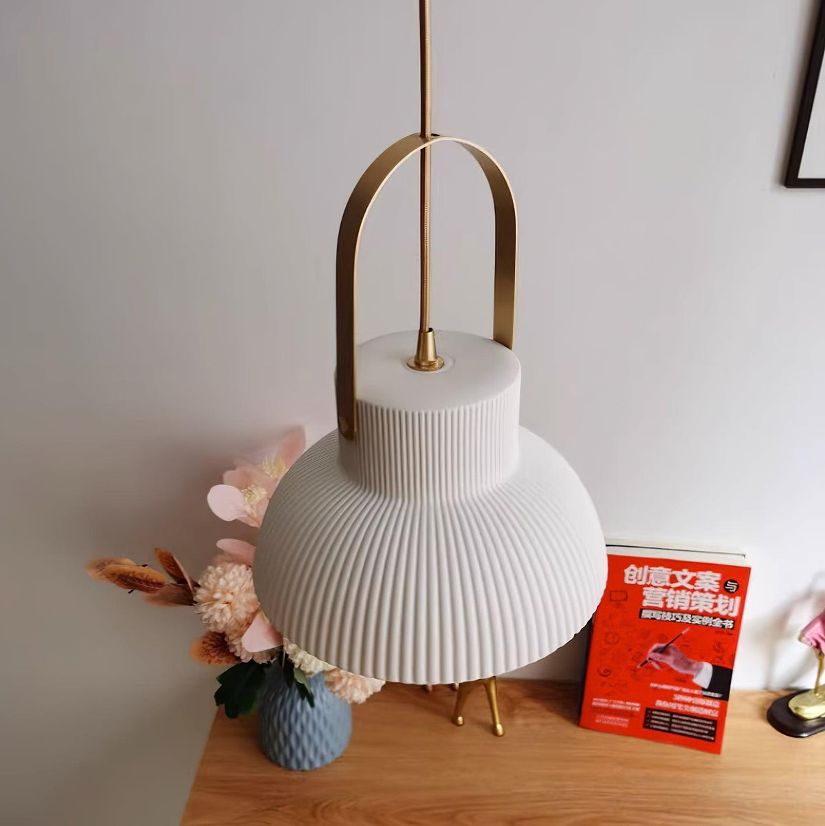 Lampada a sospensione Ribbed in ceramica bianca con manico in ottone
