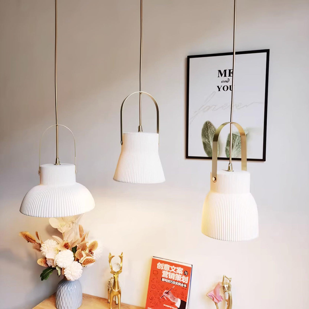Lampada a sospensione Ribbed in ceramica bianca con manico in ottone