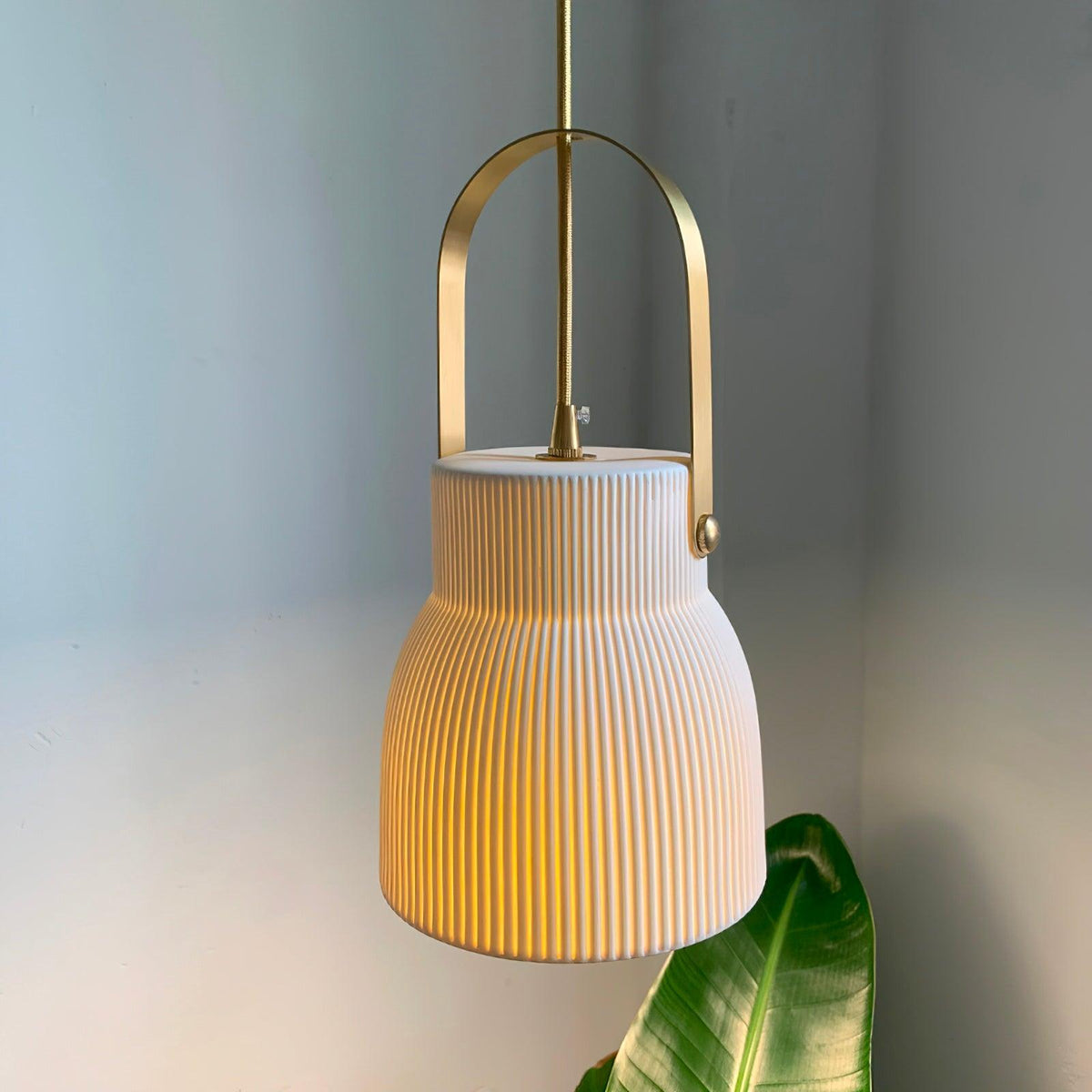 Lampada a sospensione Ribbed in ceramica bianca con manico in ottone
