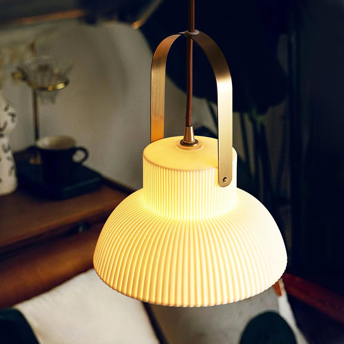 Lampada a sospensione Ribbed in ceramica bianca con manico in ottone