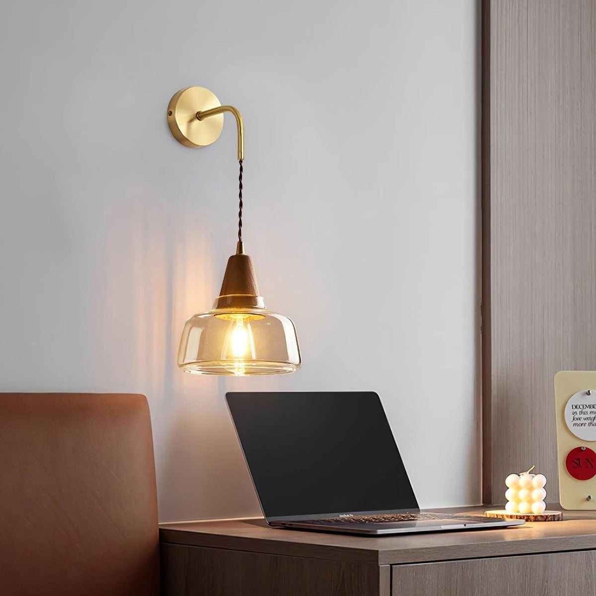 Lampada da parete con paralume in vetro ambrato, accento a cono in noce e luce soffusa moderna
