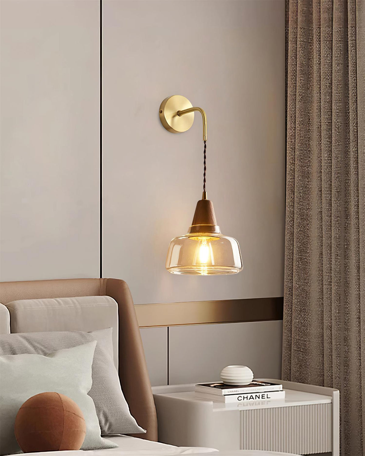 Lampada da parete con paralume in vetro ambrato, accento a cono in noce e luce soffusa moderna