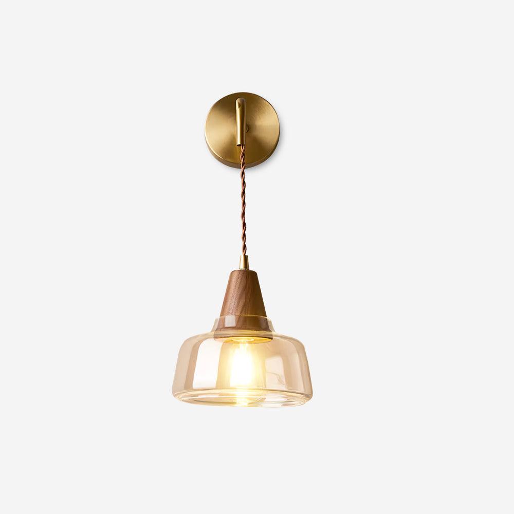 Lampada da parete con paralume in vetro ambrato, accento a cono in noce e luce soffusa moderna