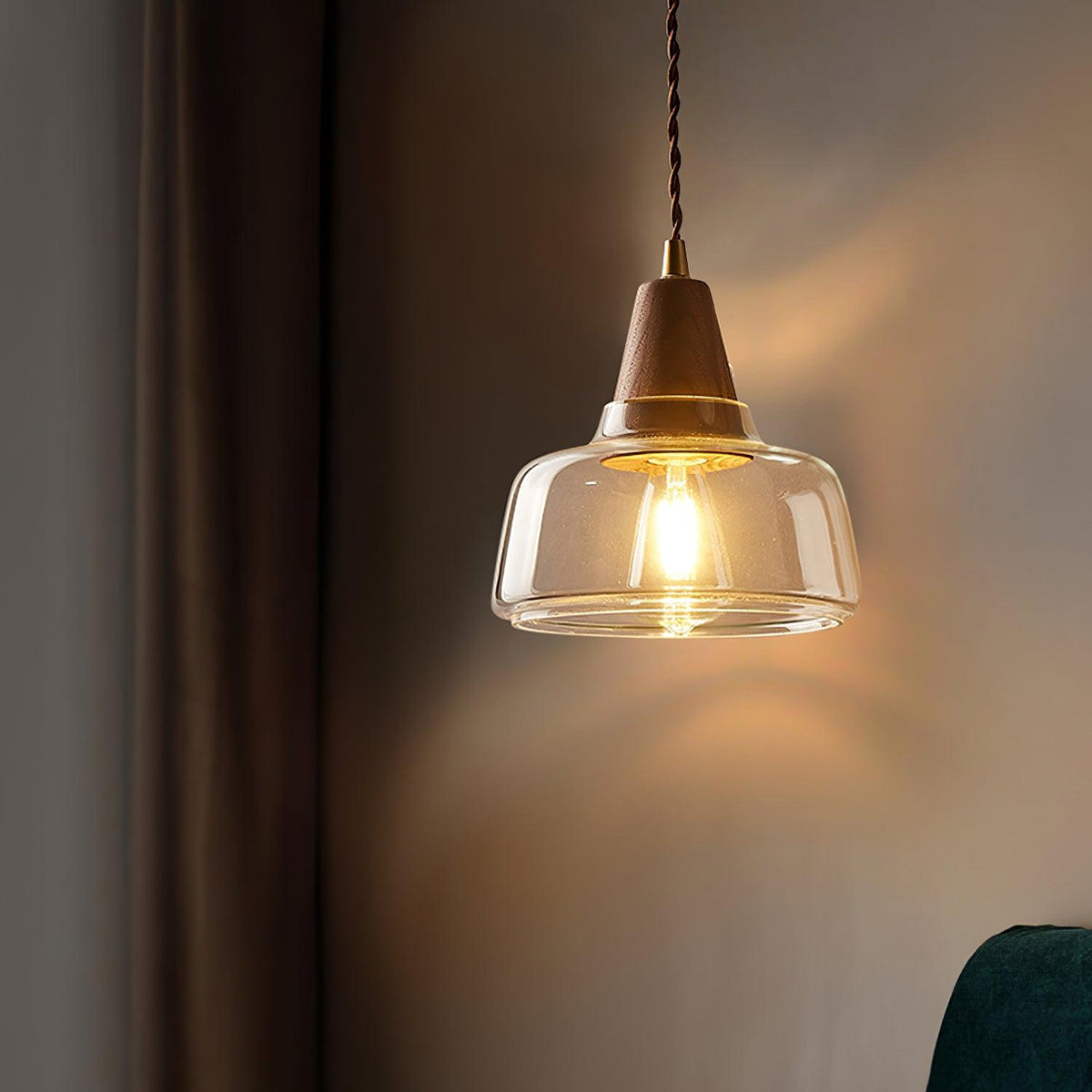 Lampada da parete con paralume in vetro ambrato, accento a cono in noce e luce soffusa moderna