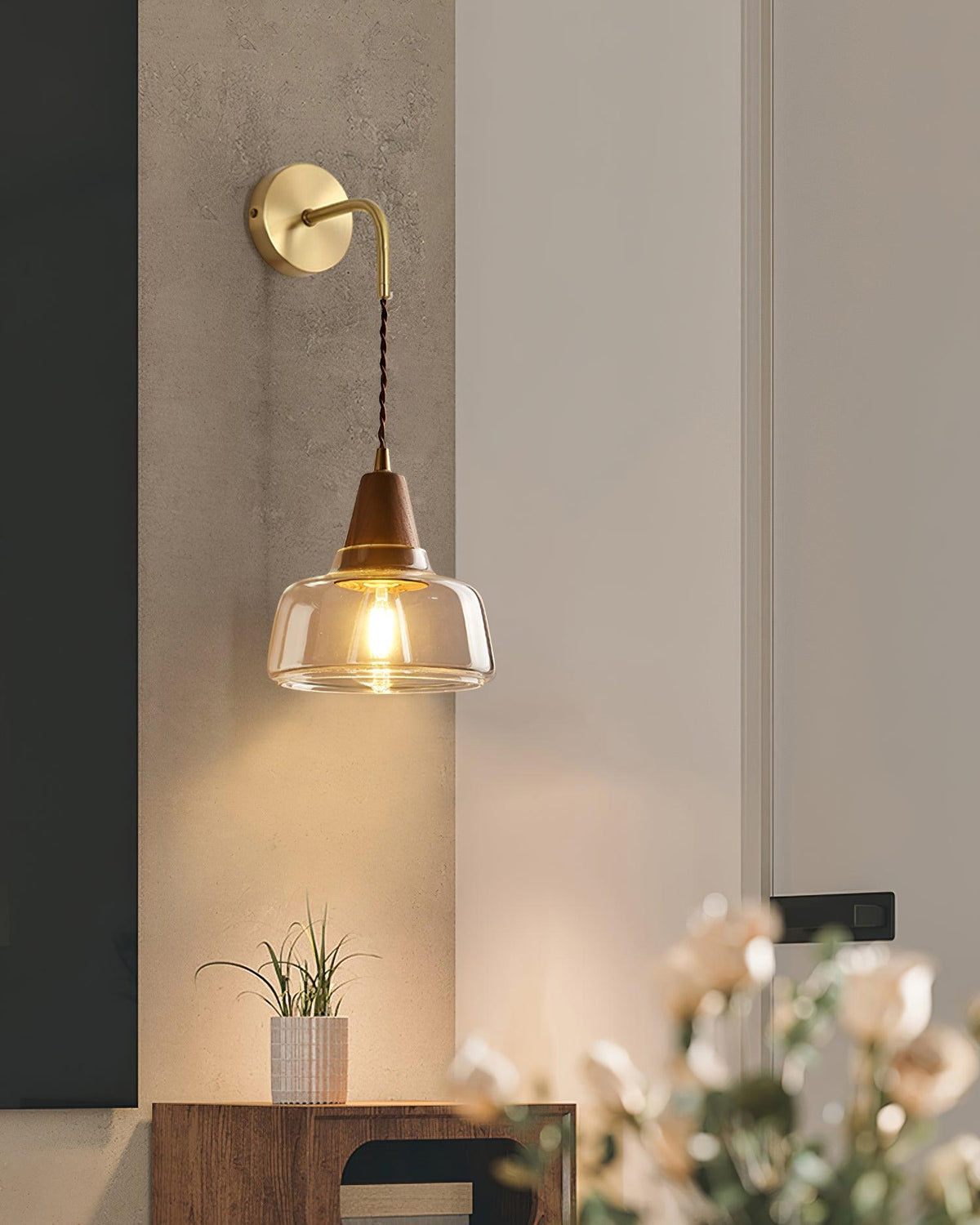 Lampada da parete con paralume in vetro ambrato, accento a cono in noce e luce soffusa moderna