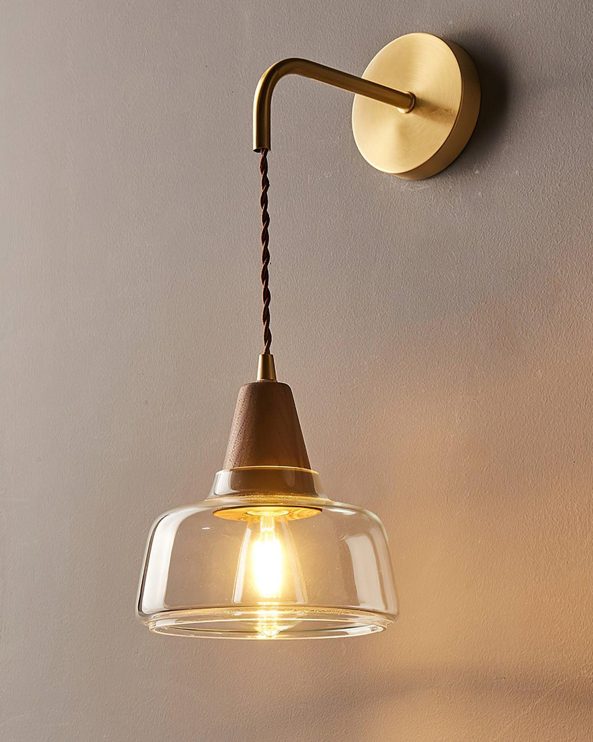 Lampada da parete con paralume in vetro ambrato, accento a cono in noce e luce soffusa moderna