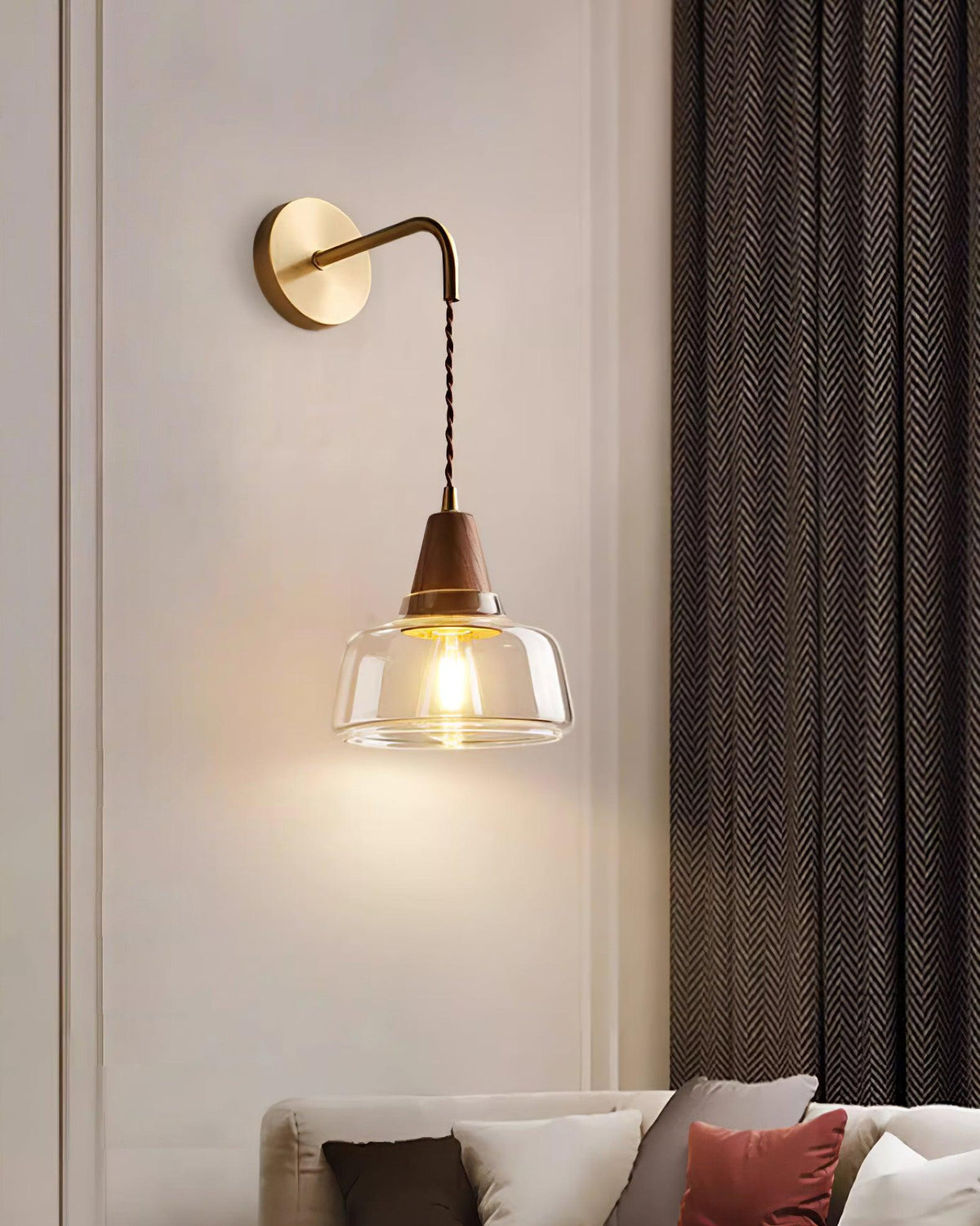 Lampada da parete con paralume in vetro ambrato, accento a cono in noce e luce soffusa moderna