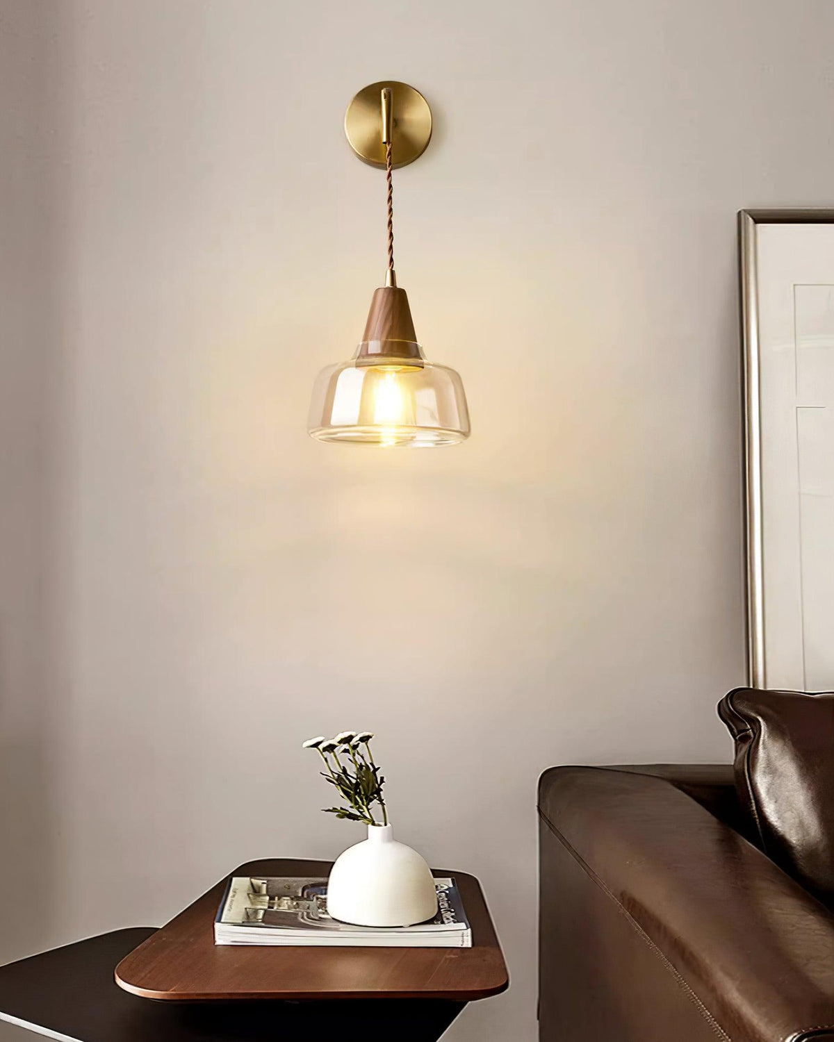 Lampada da parete con paralume in vetro ambrato, accento a cono in noce e luce soffusa moderna