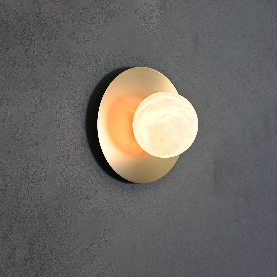 Eirueria applique alabastro Orb Sconce a globo
