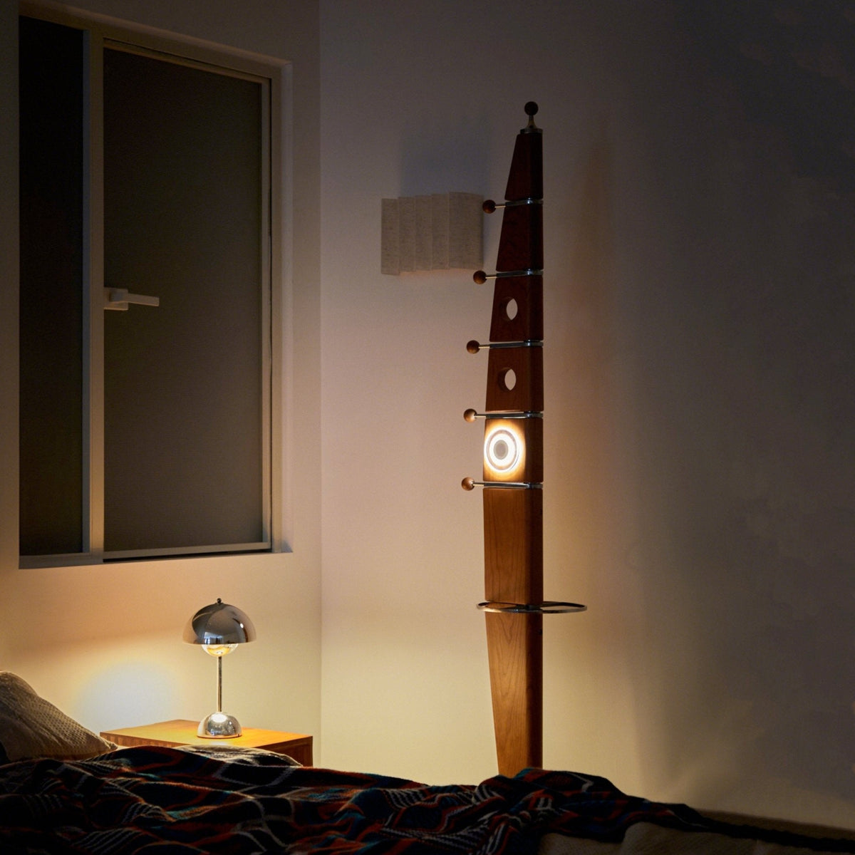 Sculptural lampada a sospensione in legno
