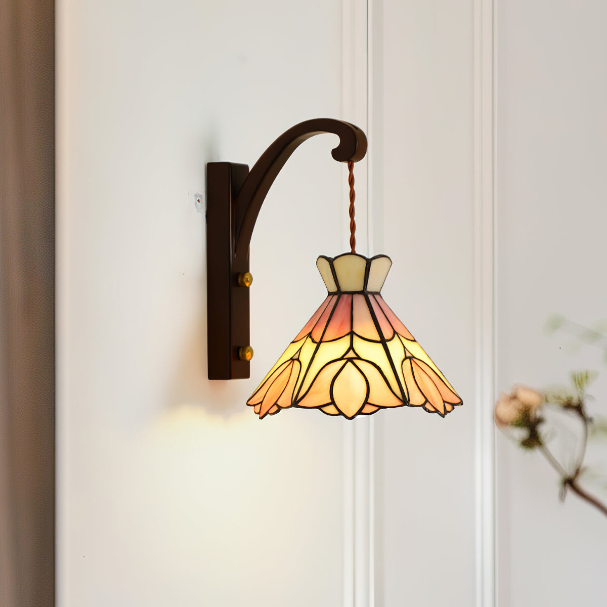 Lampada da parete corpo in legno paralume vetro Tiffany rosa floreale stile vintage Art Deco