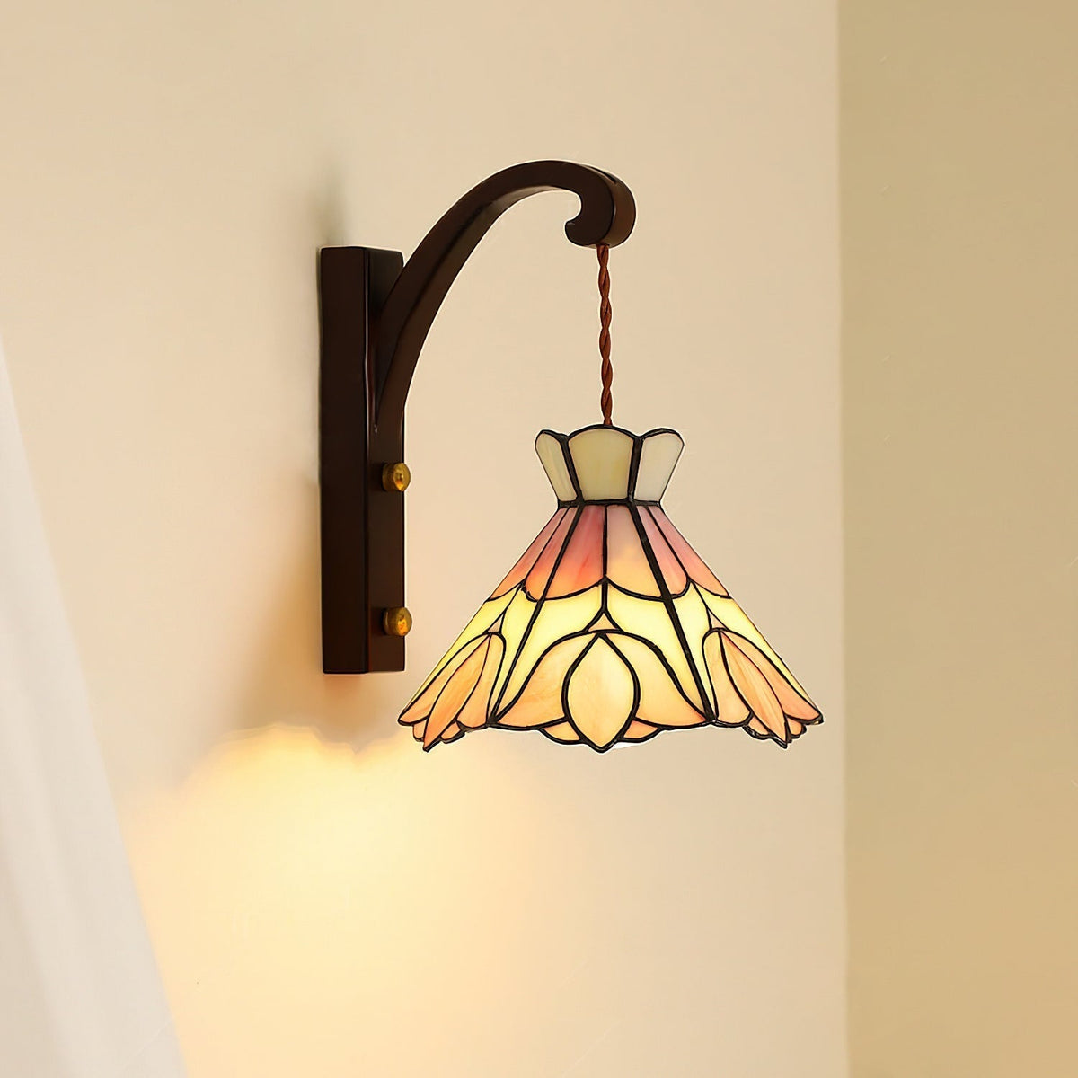 Lampada da parete corpo in legno paralume vetro Tiffany rosa floreale stile vintage Art Deco