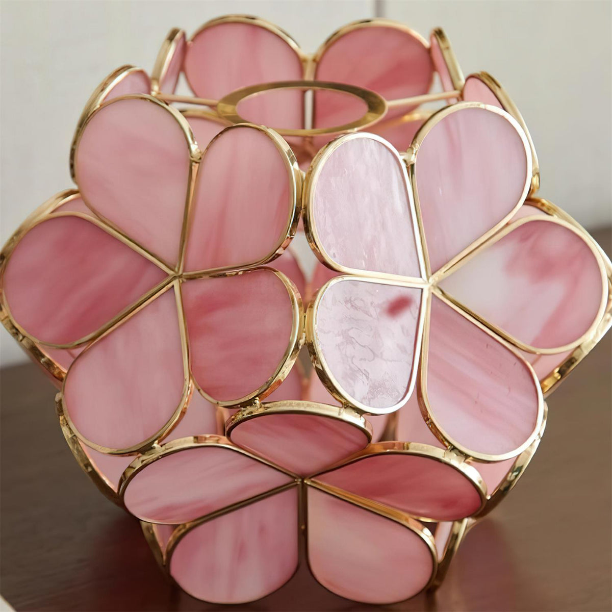 Lampada da tavolo trifoglio Petal e rosa floreale