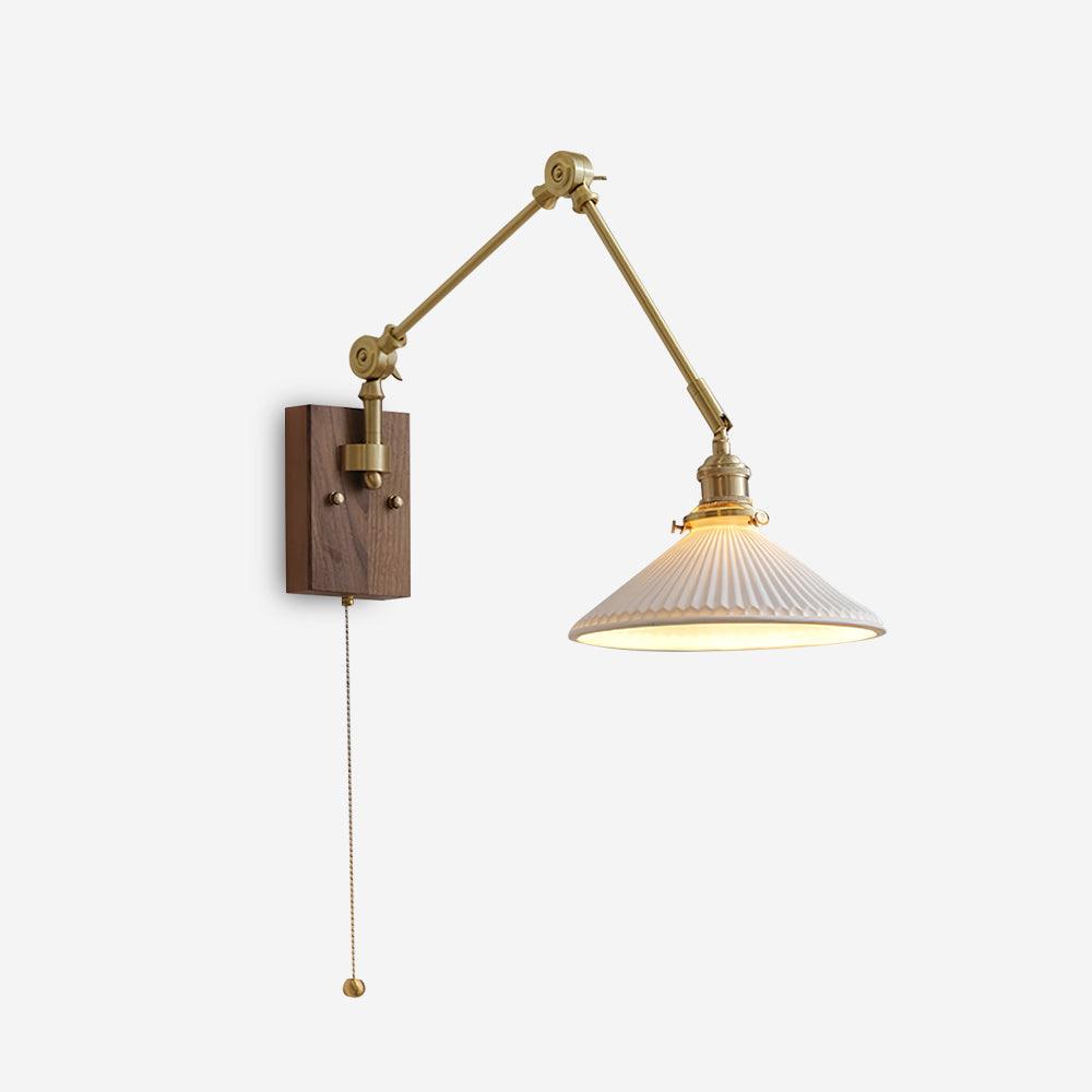 Lampada da parete a braccio regolabile con paralume plissettato, base in noce e stile vintage