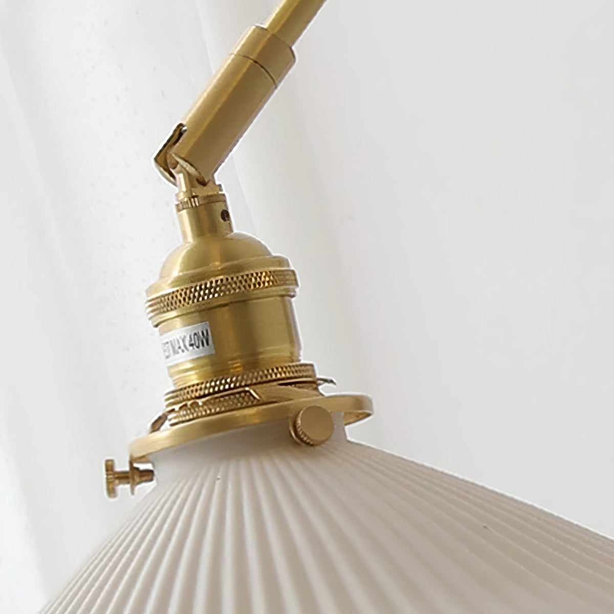 Lampada da parete a braccio regolabile con paralume plissettato, base in noce e stile vintage