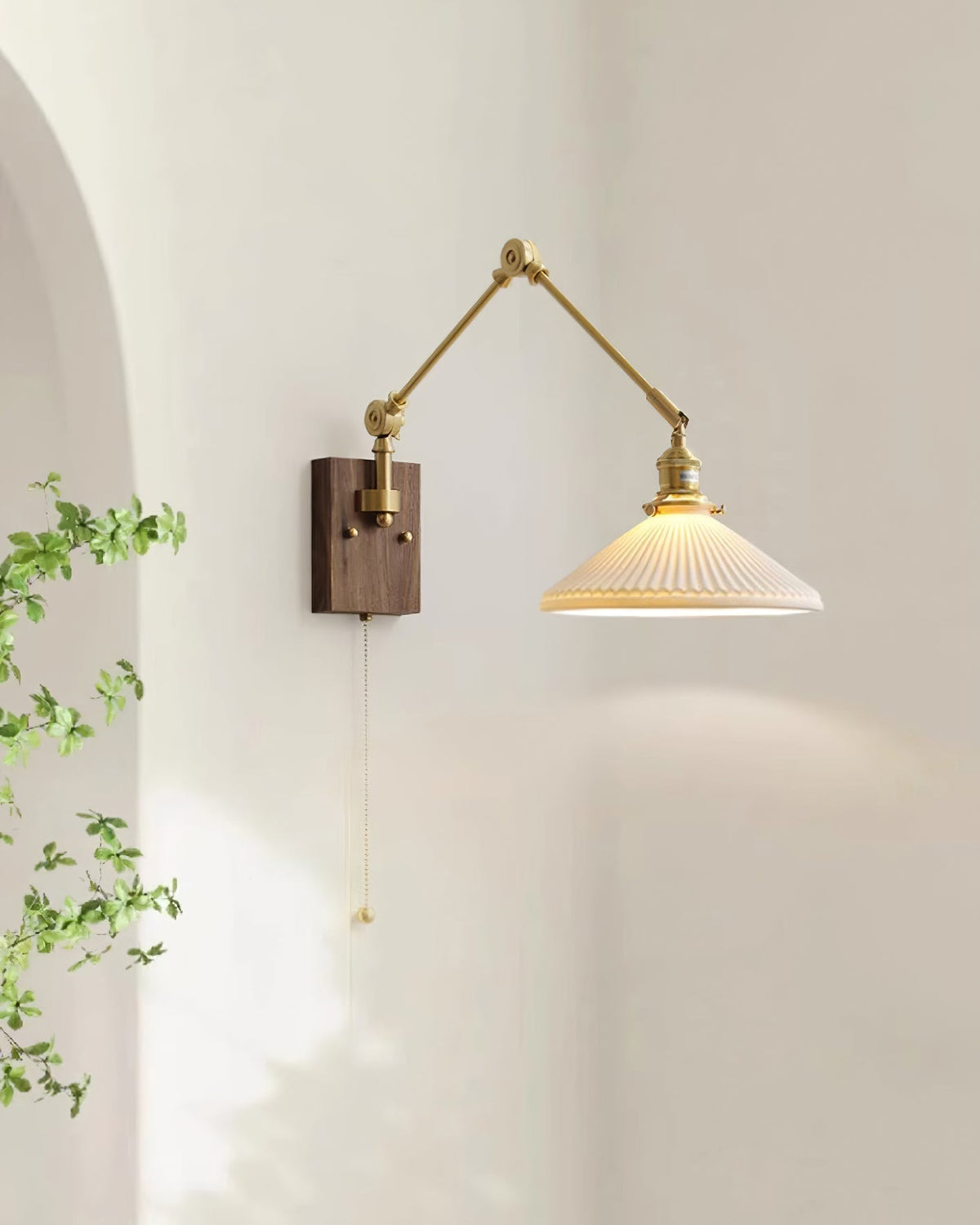 Lampada da parete a braccio regolabile con paralume plissettato, base in noce e stile vintage