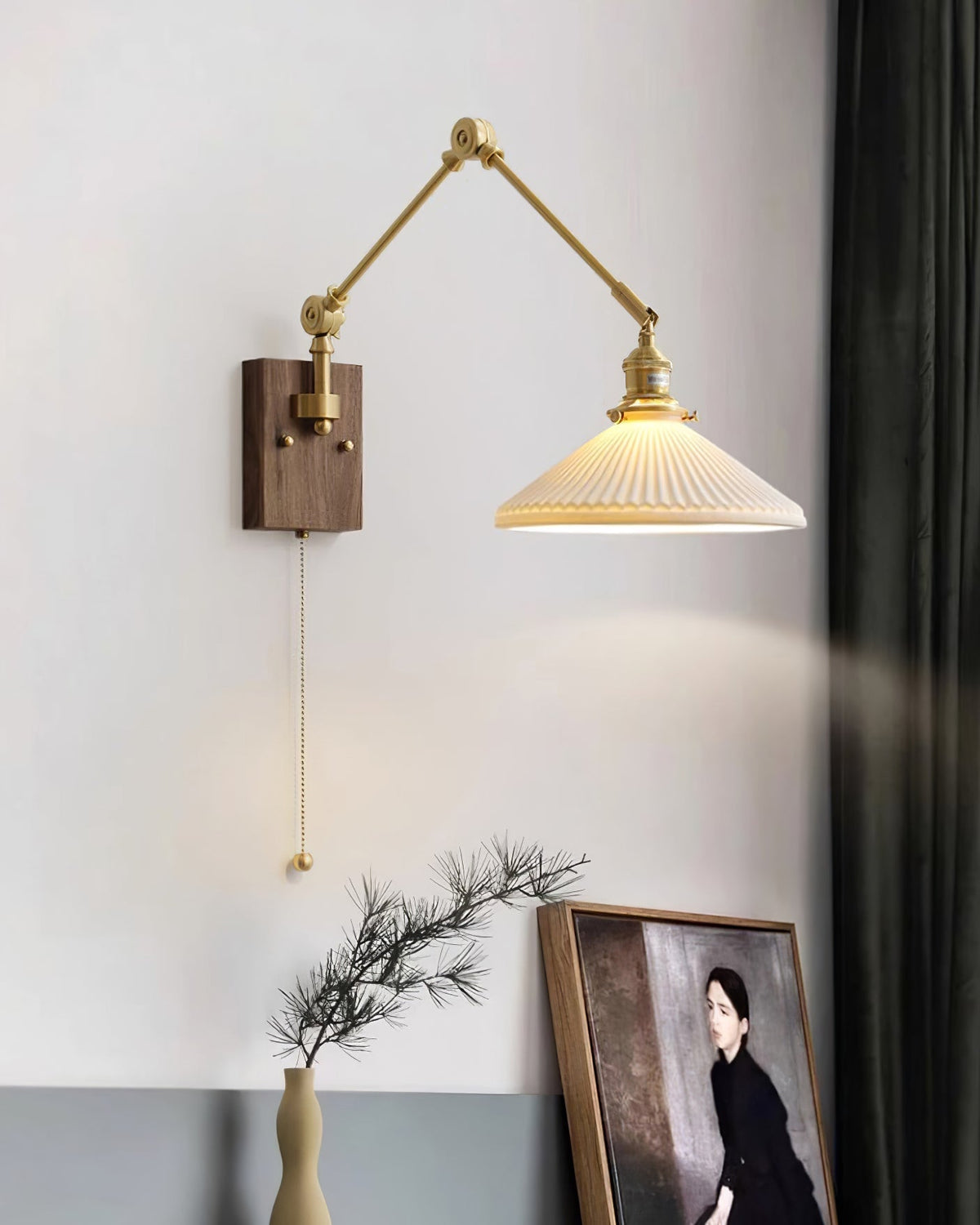 Lampada da parete a braccio regolabile con paralume plissettato, base in noce e stile vintage