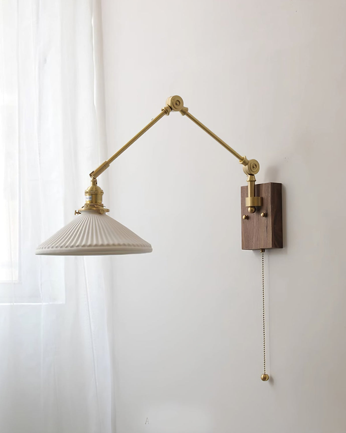 Lampada da parete a braccio regolabile con paralume plissettato, base in noce e stile vintage